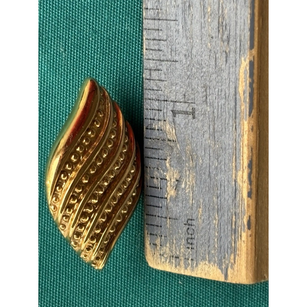 Vintage Napier Signed Gold Tone Striped Flame Textured Stud Earrings 1 1/4" - Picture 5 of 5